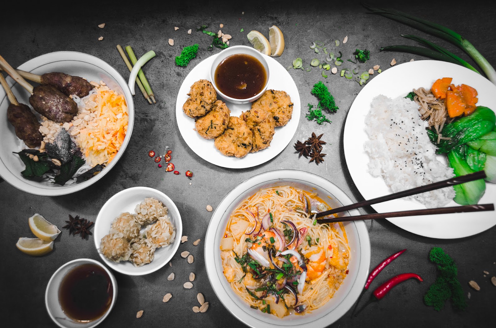 Bohatá hostina vietnamských specialit, lákavá prezentace