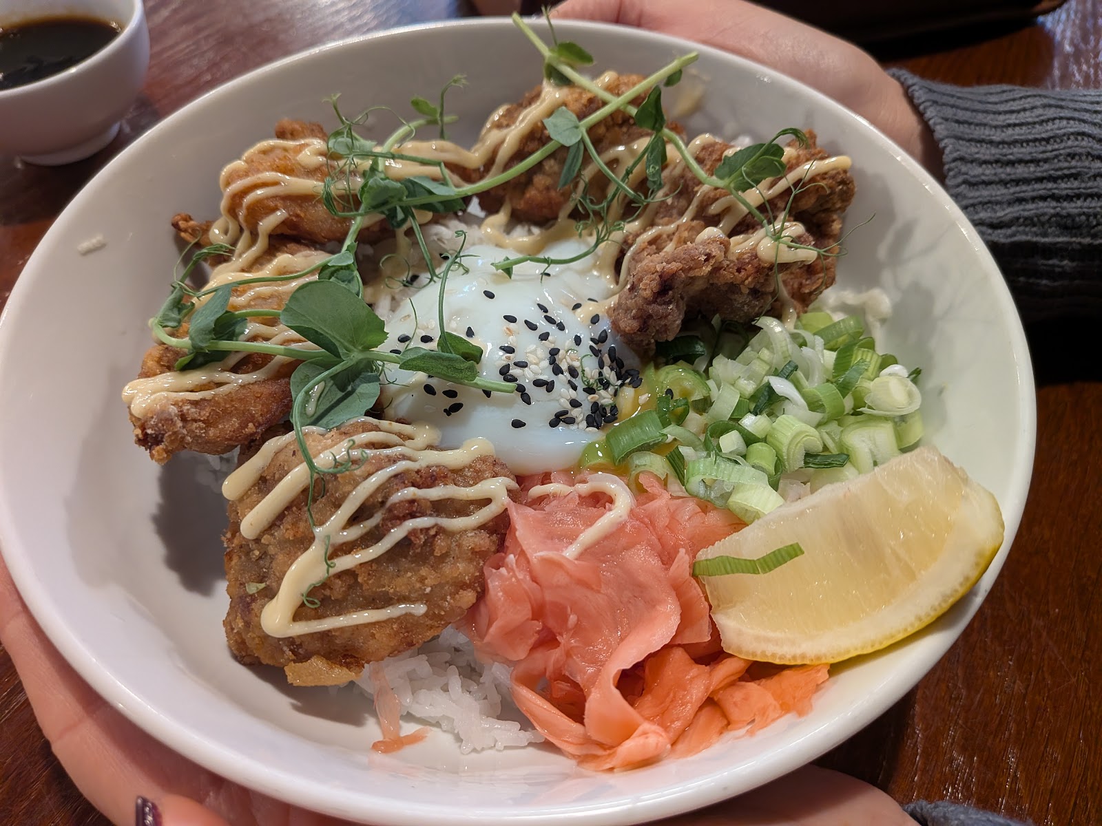 Křupavé kuře karaage s rýží, vejcem a zázvorem.