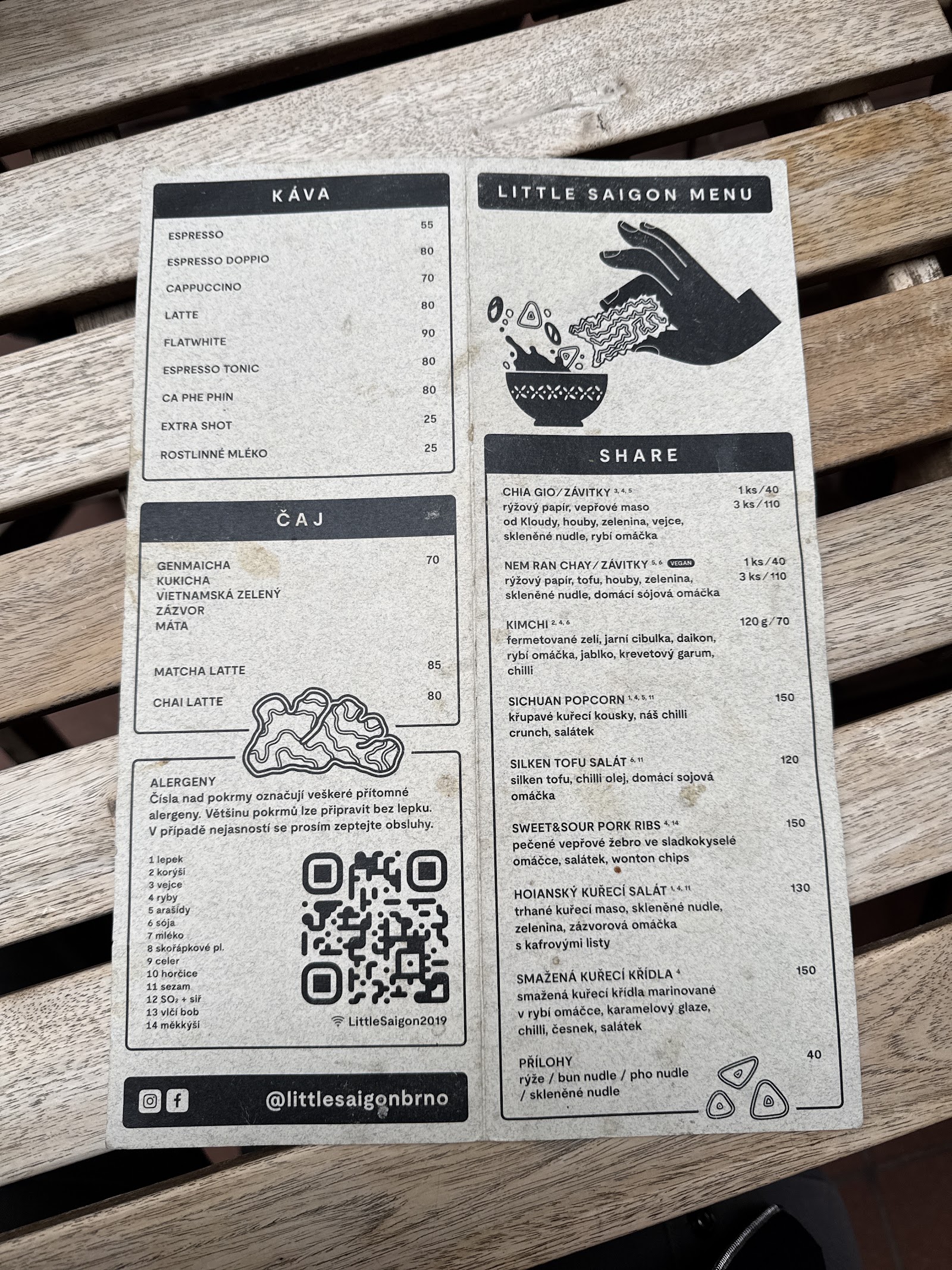 Přehledné menu s kávou, čajem a vietnamskými jídly.
